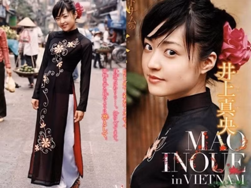 Nữ diễn viên người Nhật Inoue Mao hút mọi ánh nhìn trong trang phục áo dài dạo phố cổ ở Hà Nội. Ảnh: Yan