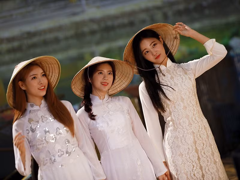 Nhóm nhạc xứ Hàn Momoland bất ngờ diện áo dài trắng, đội nón lá trong một MV năm 2018. Ảnh: Yan