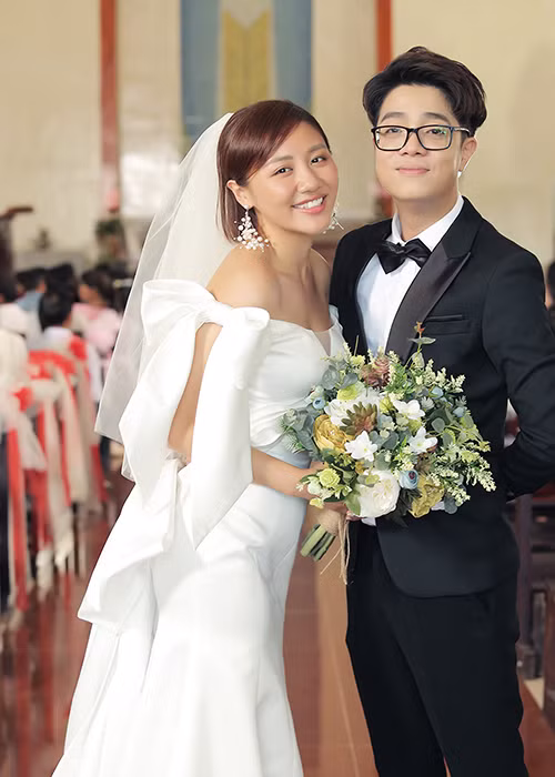 Sau nghi vấn lên xe hoa, Văn Mai Hương tung loạt ảnh mặc váy cưới tình tứ bên Bùi Anh Tuấn.