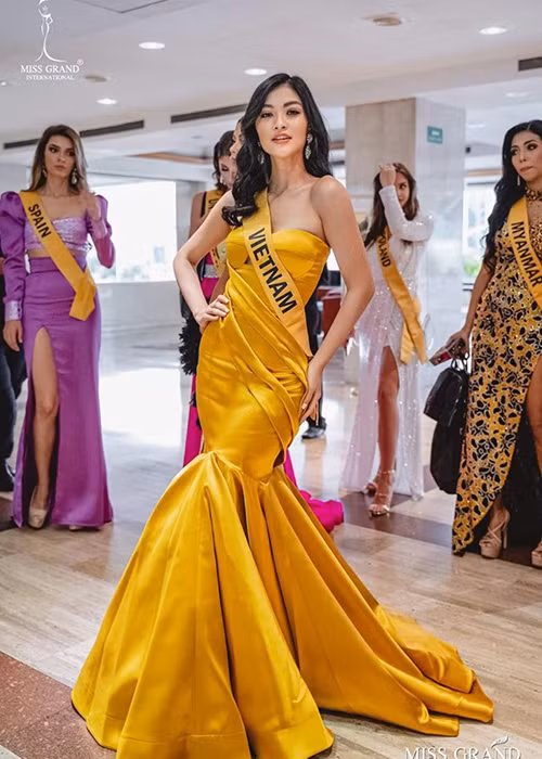 Đại diện Việt Nam chọn vị trí đắc địa đồng thời tạo dáng không đụng hàng với ai để trở thành tâm điểm chú ý tại cuộc thi.