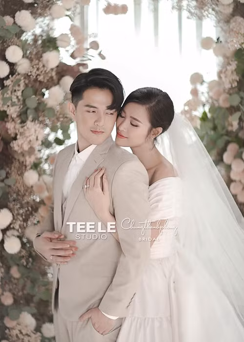 Đôi uyên ương có những khoảnh khắc tình tứ bên nhau trong bộ ảnh cưới tại studio.