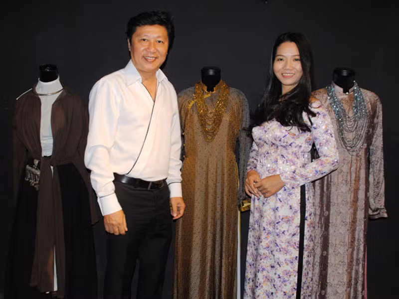 NTK Sỹ Hoàng nói thêm: "Trong nước, cũng còn rất nhiều người hiểu sai, mặc áo dài sai. Có người mặc áo dài với quần short, áo dài với quần legging da, xắn cao ống quần hoặc buộc tà áo, tạo dáng không phù hợp... Vậy nên đừng phản ứng quá mạnh với người nước ngoài. Trước khi dạy người khác, hãy hoàn thiện ý thức của mình trước".