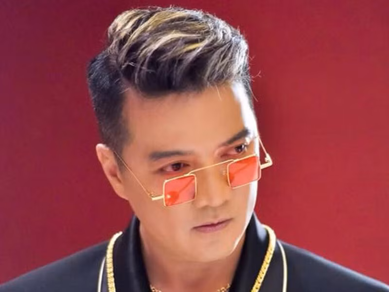 Sẽ không có gì đáng nói nếu nhóm người chụp cùng Đàm Vĩnh Hưng không có ông Nguyễn Hữu Linh - người bị cơ quan công an quận 4 (TP.HCM) ra quyết định khởi tố trong vụ sàm sỡ bé gái trong thang máy.