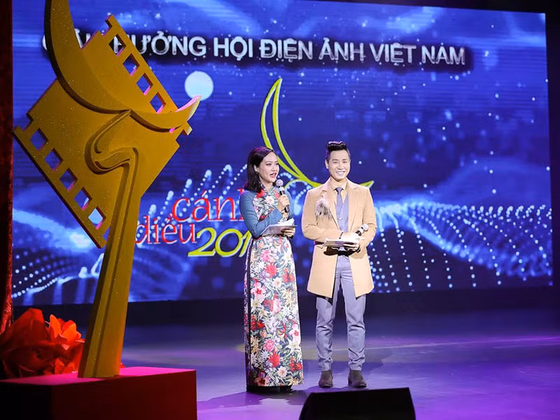 Năm 2017, khi làm MC Cánh diều Vàng, Nguyên Khang có hàng loạt sự cố. Anh đọc sai tên phim "Vẽ đường cho yêu chạy" thành "Vẽ đường cho hươu chạy”. Ảnh: Tổ Quốc