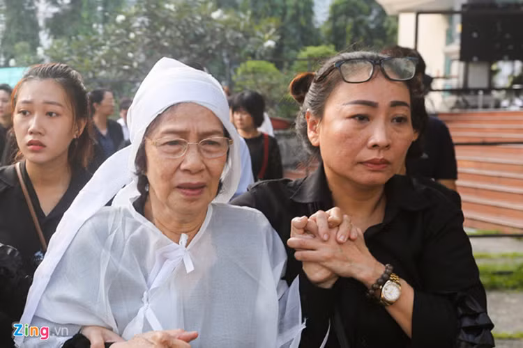 Gia đình NSND Thế Anh chia sẻ, ngày cuối cùng trước khi mất, ông nói vợ xin về nhà nằm và giấy tờ chuẩn bị xong, chỉ chờ con trai vào đón về thì ông đột ngột ra đi. Ảnh: Zing