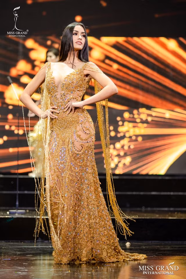 Camila Namie Escribens đến từ Peru. Người đẹp 21 tuổi mê hoặc mọi người bằng ngoại hình cùng sự tự tin, đĩnh đạc. Khán giả Peru chỉ còn chờ Camila tỏa sáng trong chung kết Hoa hậu Hòa bình Quốc tế.