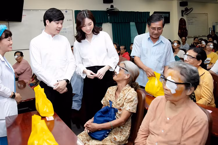 Cặp đôi hỏi thăm tình hình sức khỏe của bà con được phẫu thuật lấy lại ánh sáng.