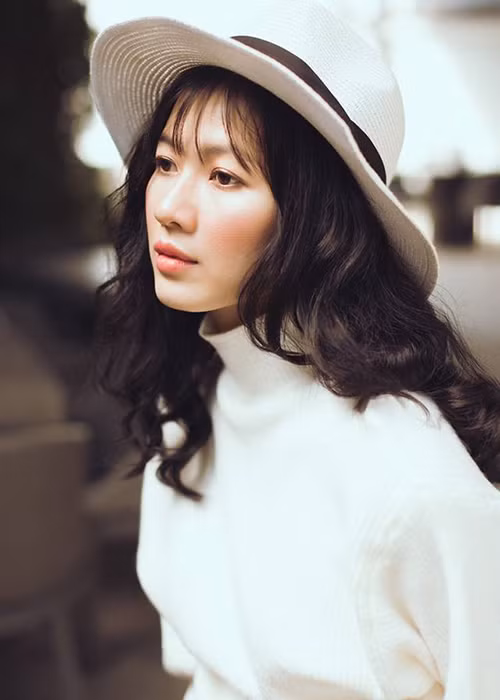 Nữ diễn viên đến từ Đà Lạt khẳng định khả năng diễn xuất qua loạt phim truyền hình lẫn điện ảnh như: "Cô Ba Sài Gòn", "Dạ cổ hoài lang", "Cù lao lúa", "Về quê ăn Tết".