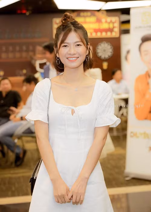 Thời còn bé, Oanh Kiều ước mơ trở thành ca sĩ, diễn viên. Đến năm học cấp 3, cô chọn ngành diễn viên.
