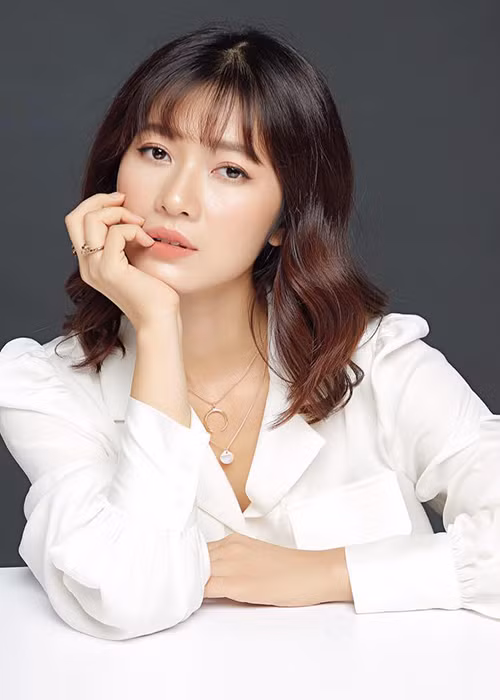 Oanh Kiều sinh năm 1989, đến từ Đà Lạt. Nữ diễn viên sở hữu nụ cười duyên, gương mặt thanh tú.