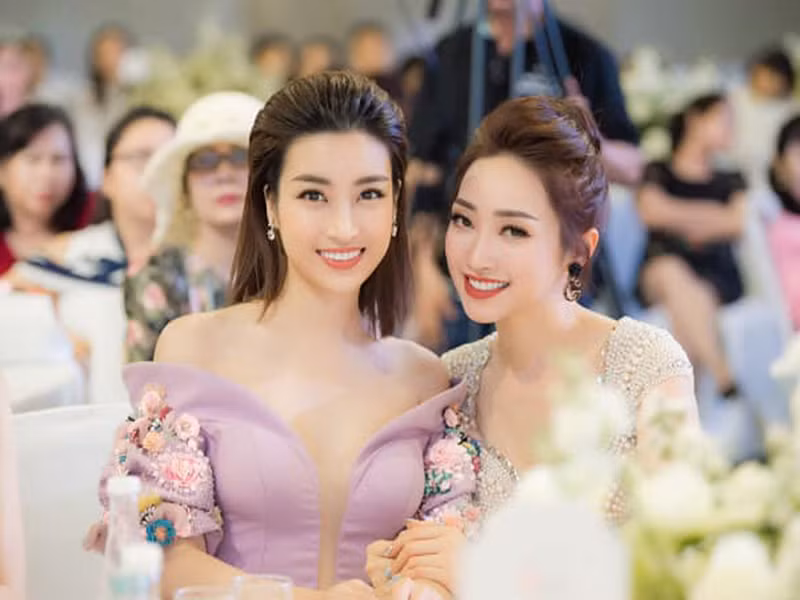 Hình ảnh Thùy Chang tự tin đọ sắc cùng Hoa hậu Đỗ Mỹ Linh tại một sự kiện.