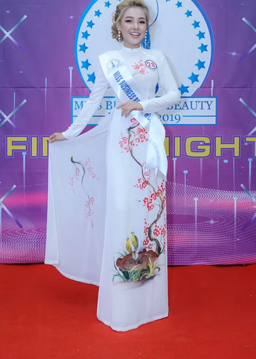 Ngoài danh hiệu á hậu 2, tình cũ của Lương Bằng Quang còn đoạt giải phụ Người đẹp hình thể.