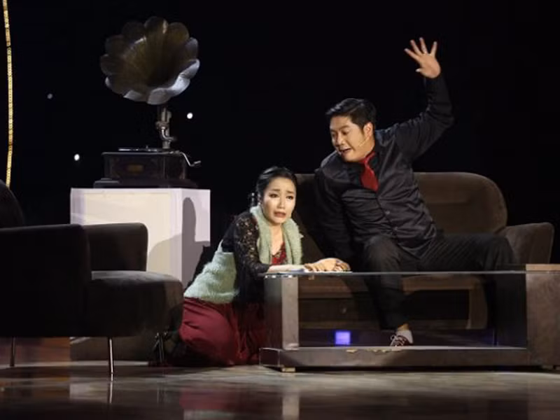 Theo Lao động xã hội, sau khi tốt nghiệp khoa diễn viên của Đại học Sân khấu - Điện ảnh, Ốc Thanh Vân đầu quân về sân khấu kịch Phú Nhuận của "bà bầu" Hồng Vân. Ảnh: Giao thông