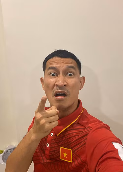 Khi Quang Hải ghi bàn, Huy Khánh khen ngợi nam cầu thủ đẹp trai.
