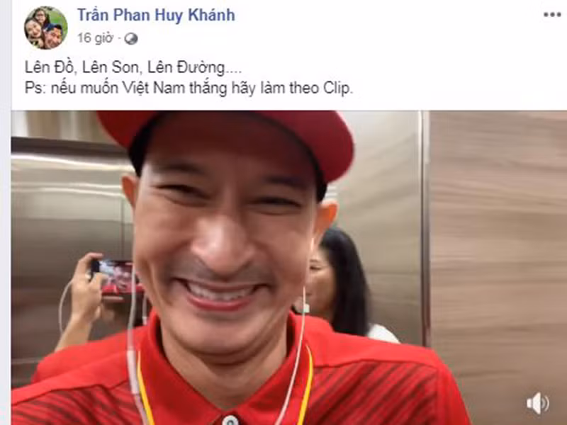 Diễn viên Huy Khánh tô son đỏ, mặc áo đỏ và đội mũ đỏ để cổ vũ đội tuyển Việt Nam.