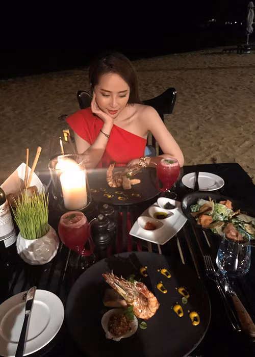 Hình ảnh mới nhất của Việt Anh - Quỳnh Nga khiến đồng nghiệp và khán giả tò mò mối quan hệ giữa hai người này sau nghi vấn hẹn hò.