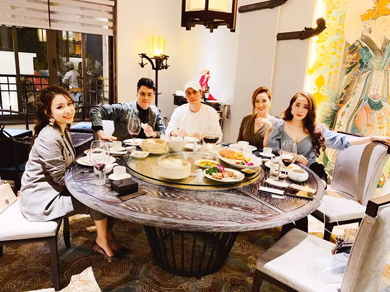 Tuy nhiên, Việt Anh và Quỳnh Nga đều khẳng định cả hai chỉ là bạn bè.