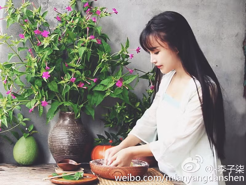 Tử Thất xây dựng hình ảnh cô thôn nữ vừa xinh đẹp vừa tháo vát, mạnh mẽ.