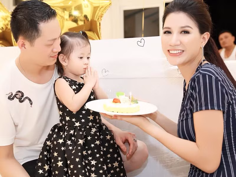 Cựu người mẫu cho rằng đám cưới chỉ là hình thức. Điều quan trọng hơn là tình cảm vợ chồng của cô vẫn bền chặt.