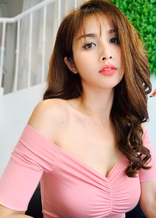 Vợ cũ của cầu thủ Phan Thanh Bình từng qua một lần sinh nở nhưng vóc dáng vẫn thon gọn, gợi cảm.