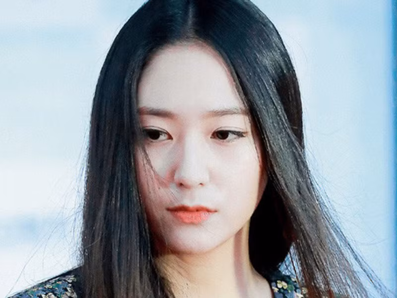Người túc trực ngày đêm tại tang lễ của Sulli là Krystal. Tuy nhiên, vì không thể hiện sự tiếc thương trên mạng xã hội, Krystal bị một bộ phận khán giả Hàn Quốc chỉ trích.