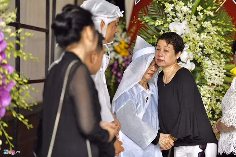 Hình ảnh vợ NSND Thế Anh túc trực bên lĩnh cữu. Theo cáo phó, chiều ngày 3/10, NSND Thế Anh sẽ được hỏa táng tại Phúc An Viên (quận 9, TP.HCM). Ảnh: Zing