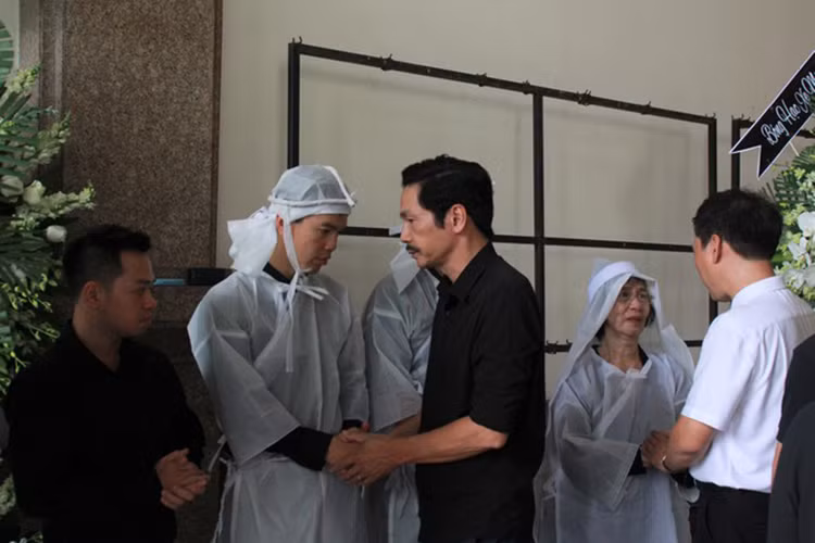 Nghệ sĩ Trung Anh chia buồn với gia đình của NSND Thế Anh. Ảnh: Tiền Phong