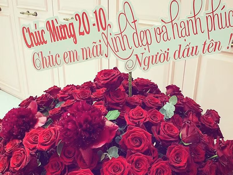Trước đó, vào đúng ngày 20/10, Ngọc Trinh khoe bó hoa hồng được người giấu mặt tặng. Fan đoán đây là quà tặng của bạn trai Ngọc Trinh.