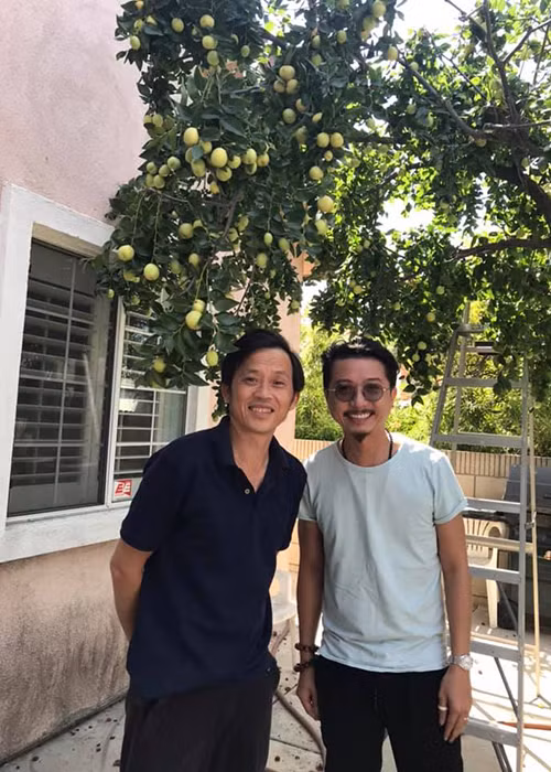 Hứa Minh Đạt được Hoài Linh hỗ trợ từ diễn kịch dài, đóng cặp với Hoài Linh trong nhiều tiểu phẩm.