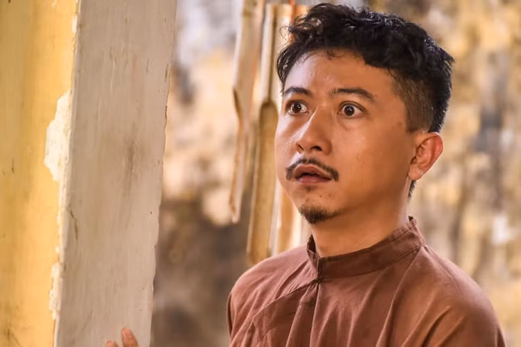 Than the chang trai bi ba chu cuong hiep trong “Tieng set trong mua“