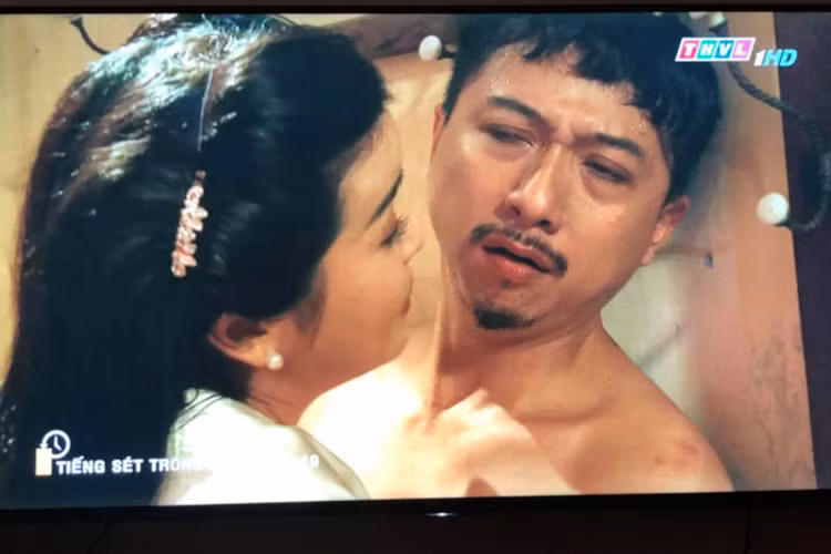 Dù sợ hãi nhưng Lũ vẫn phải phục tùng mợ Hai Sáng khiến khán giả cảm thấy rất thương cảm.