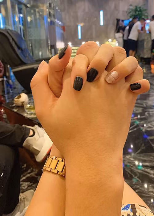 Diệu Thúy vướng nghi vấn có tình mới khi thường xuyên đăng tải status tâm trạng và hình ảnh tình tứ bên người giấu mặt.