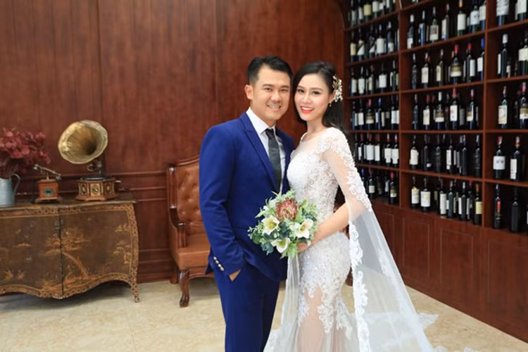 Năm 2015, cuộc hôn nhân kéo dài 15 năm của Vân Quang Long ly hôn tan vỡ. Năm 2016, nam ca sĩ tái hôn. Ảnh: Khám phá