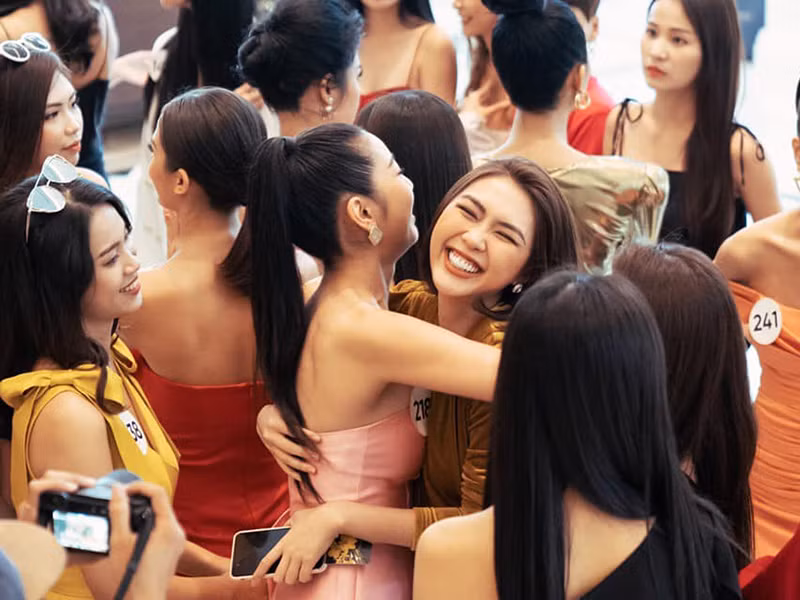 Hai người đẹp dính như hình với bóng trong các hoạt động của cuộc thi.
