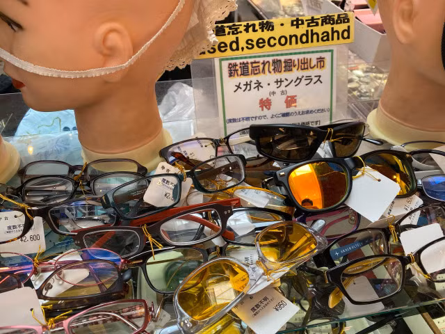 Khu chợ này có tên Tetsudo Wasuremono Ichi, mở cửa vào một thời điểm nhất định trong năm tại nhiều ga tàu điện trên khắp nước Nhật. Khu chợ này chuyên bán những đồ dùng thất lạc trên tàu điện ngầm và không có người tới nhận lại. Chợ có đủ mặt hàng từ ô dù, thắt lưng đến quần áo... Nhiều du khách thích thú khi ghé chợ Tetsudo bởi họ có thể mua món đồ cần thiết với giá rẻ.
