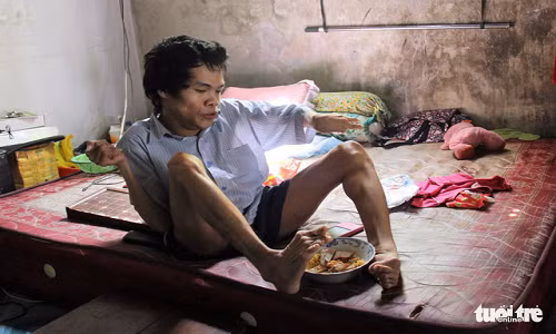 Phạm Thanh Tùng và anh trai Phạm Văn Sơn mấy năm qua phải thuê nhà trọ để ở vì căn nhà mẹ để lại bị một người anh chiếm giữ. Ảnh: N.TRIỀU