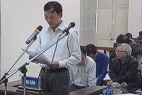Tranh luận, bị cáo Nguyễn Văn Khải cho rằng ống nước vỡ không phải do chất lượng