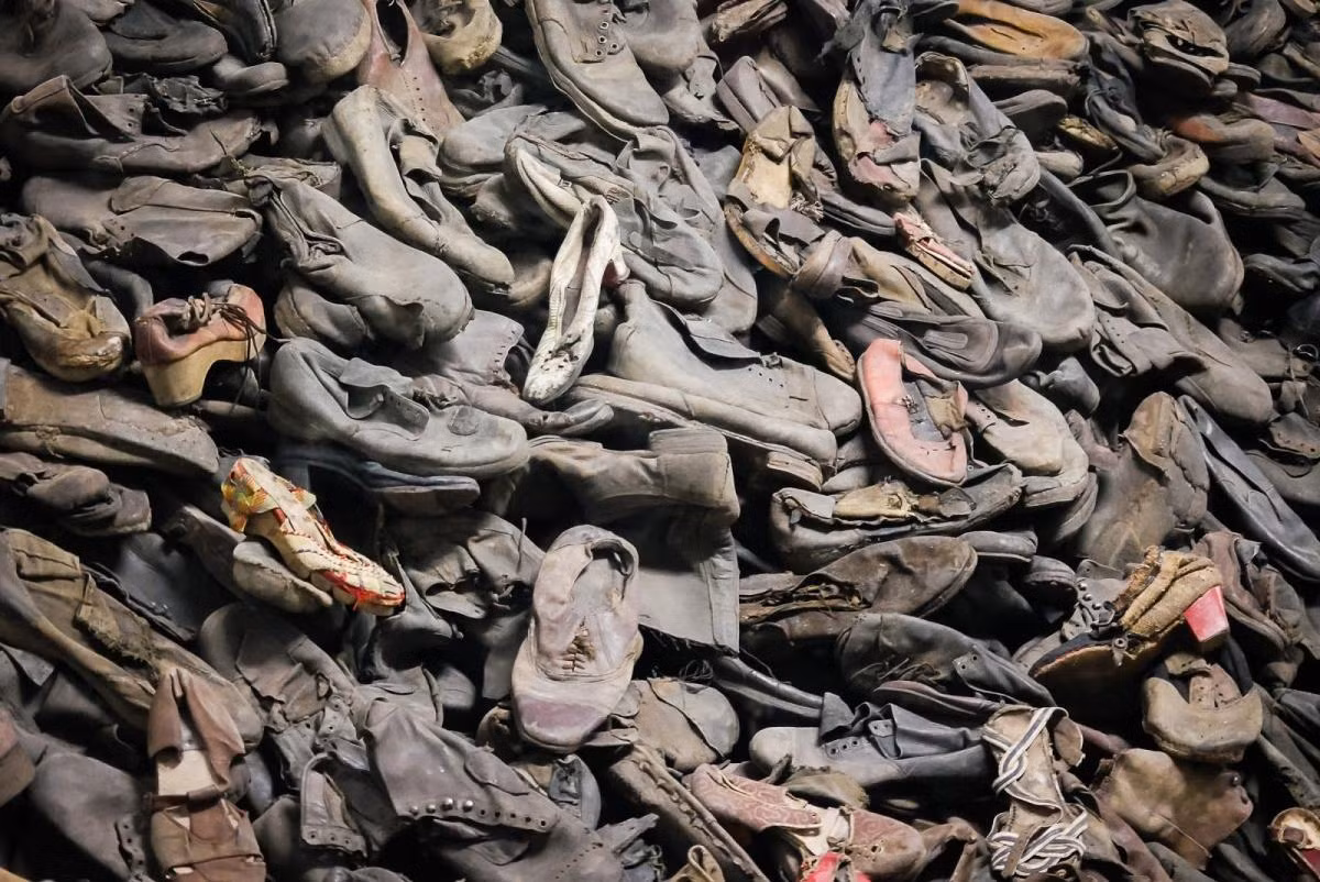 Chỉ 3 tháng sau khi đến trại Auschwitz, Kwoka qua đời vào tháng 3/1943. Trước đó vài tuần, mẹ của Kwoka cũng bỏ mạng trong tay phát xít Đức.