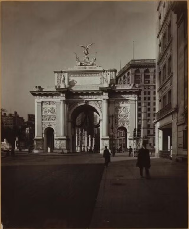 Đại lộ số 5 là một trong những con đường nổi tiếng nhất ở New York. Nhiều du khách ghé thăm nơi đây khi đến Mỹ du lịch.