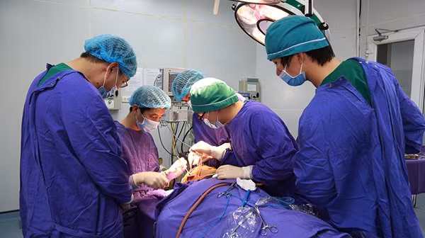 Bác sĩ 2 bệnh viện phối hợp mổ gắp dị vật cho bệnh nhân