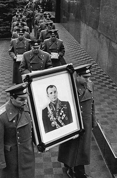 Sau chuyến du hành năm 1961, Liên Xô không liều lĩnh đưa người hùng Yuri Gagarin thực hiện sứ mệnh vũ trụ khác và bị cấm bay. Tuy nhiên, đến năm 1968, Gagarin được lãnh đạo Liên Xô đồng ý cho phép bay trở lại. Vào ngày 27/8/1968, ông tử nạn trong khi lái một chiếc máy bay tập nhỏ. Nguyên nhân vụ tai nạn cho đến nay vẫn chưa được làm rõ.