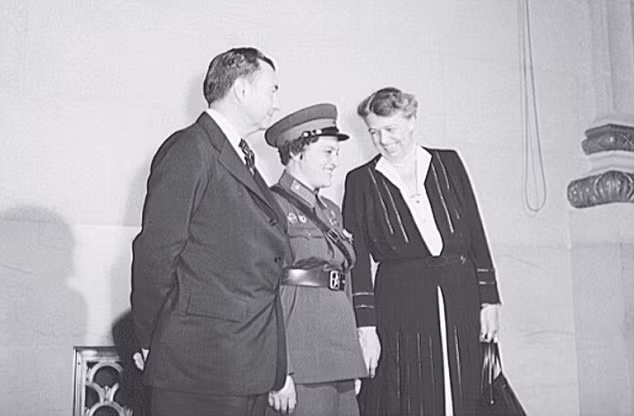 Lyudmila thường xuất hiện trong các chương trình tuyên truyền trong nước của Hồng quân Liên Xô. Nữ tay súng huyền thoại Lyudmila (ở giữa ảnh) cũng có cơ hội gặp gỡ 3 nhà lãnh đạo quân Đồng Minh gồm: Thủ tướng Anh Winston Churchill, Tổng thống Mỹ Franklin D. Roosevelt (trong ảnh) và nhà lãnh đạo Liên Xô Joseph Stalin.