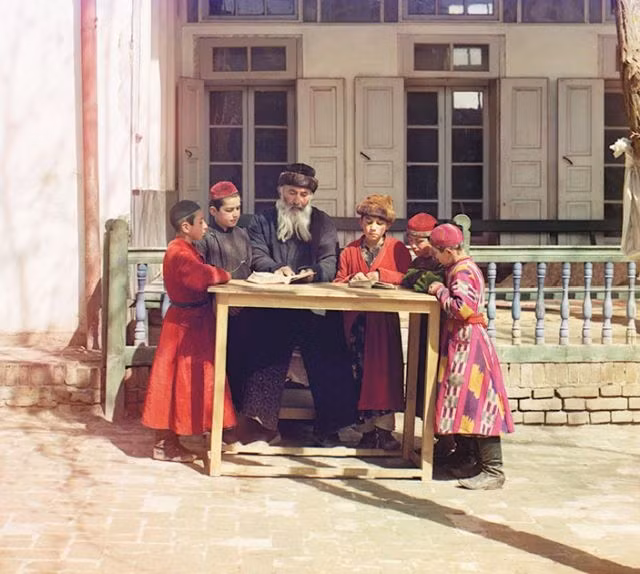 Những cậu bé người Do Thái chăm chú nghe thầy giáo giảng bài. Ảnh chụp tại Nga năm 1907.