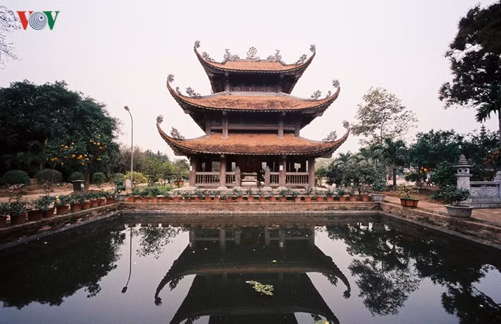 Chùa Nôm còn có tên gọi khác là "Linh Thông cổ tự". Hiện vẫn chưa xác định được niên đại đầu tiên khi xây chùa mà chỉ được biết rằng chùa được xây dựng từ hàng trăm năm trước.