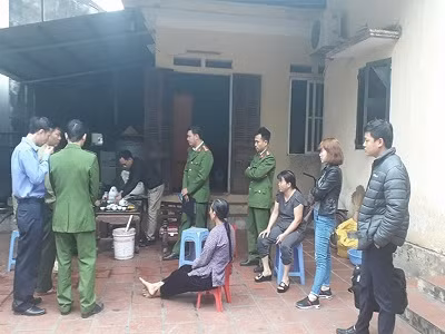 Công an huyện Mê Linh tiến hành thực nghiệm điều tra vụ Trưởng Công an xã bị vợ "tố" bạo hành. Ảnh: PV.