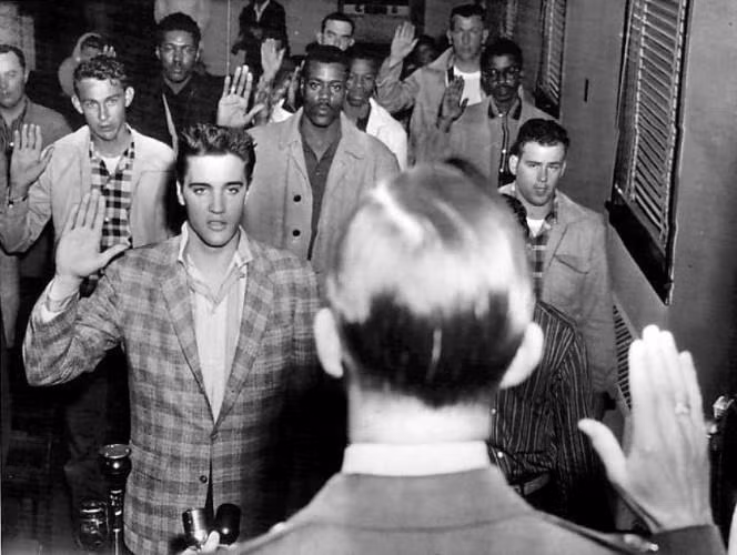 Elvis Presley tuyên thệ nhập ngũ năm 1958.