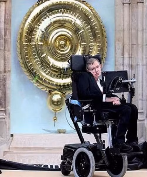 Năm 1963, khi mới 22 tuổi, nhà vật lý Hawking được chẩn đoán mắc bệnh xơ cứng teo cơ một bên (ALS). Căn bệnh này khiến ông dần bị liệt. Khi ấy, các bác sĩ cho rằng ông Hawking chỉ có thể sống thêm 2 hoặc 3 năm như tuyệt đại đa số bệnh nhân ALS.