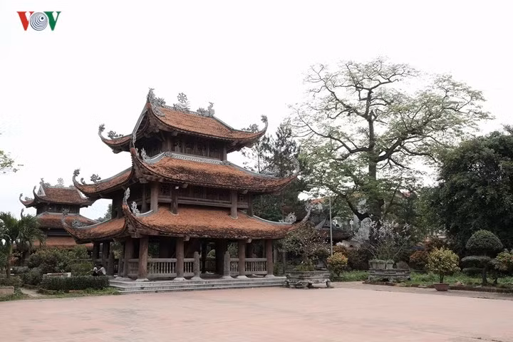 Tới năm Cảnh Thịnh thứ 4 (1796), chùa được xây thêm gác chuông và mở rộng hai dãy hành lang.