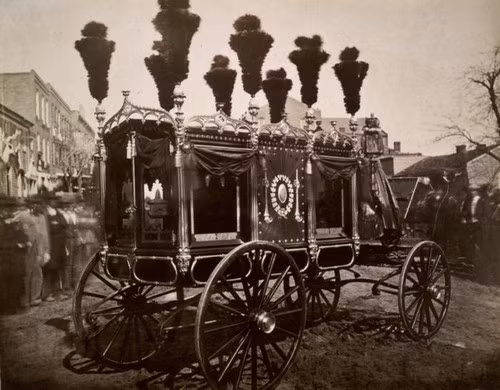 Bức ảnh lịch sử chụp chiếc xe đưa tang cố Tổng thống Mỹ Abraham Lincoln. 1865. Chiếc xe này chở thi hài ông chủ Nhà Trắng quá cố đi qua 180 thành phố ở 7 tiểu bang trước khi ông được chôn cất tại Illinois.