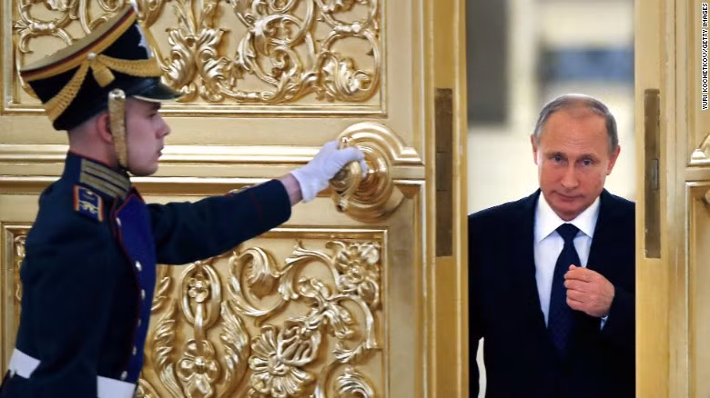 Tổng thống Putin lần đầu được bầu làm ông chủ Điện Kremlin vào năm 2000. Ông tiếp tục giành chiến thắng trong cuộc bầu cử 4 năm sau đó. Do hiến pháp Nga giới hạn 2 nhiệm kỳ liên tiếp với tổng thống nên ông Putin không tranh cử vào năm 2008.